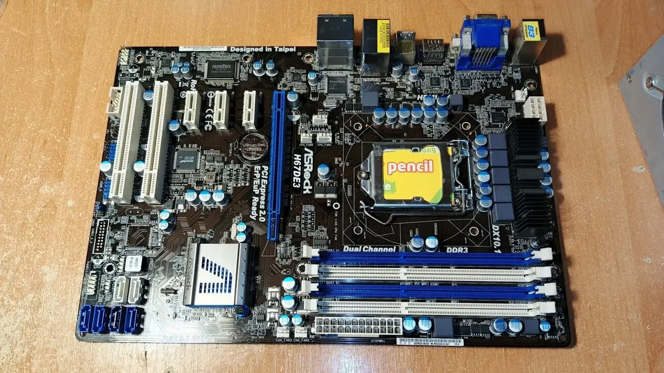 Материнская плата ASrock H67DE3 (s-1155) (Уценка-читать описание)