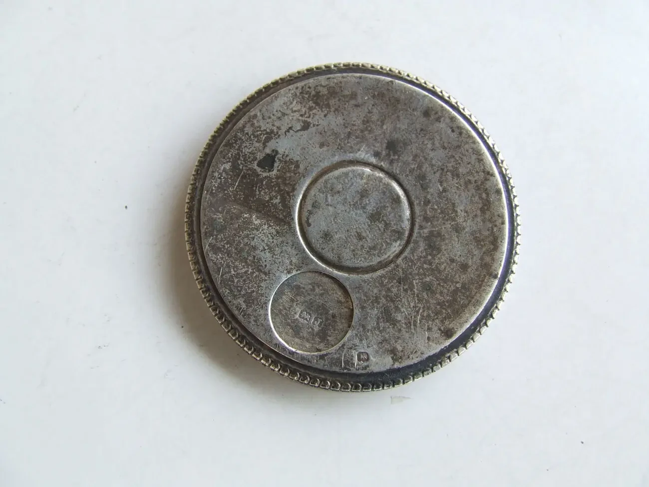 Табакерка или таблетница серебро 925 проба .вес 18 грам. раз. 5х0.5 см 10