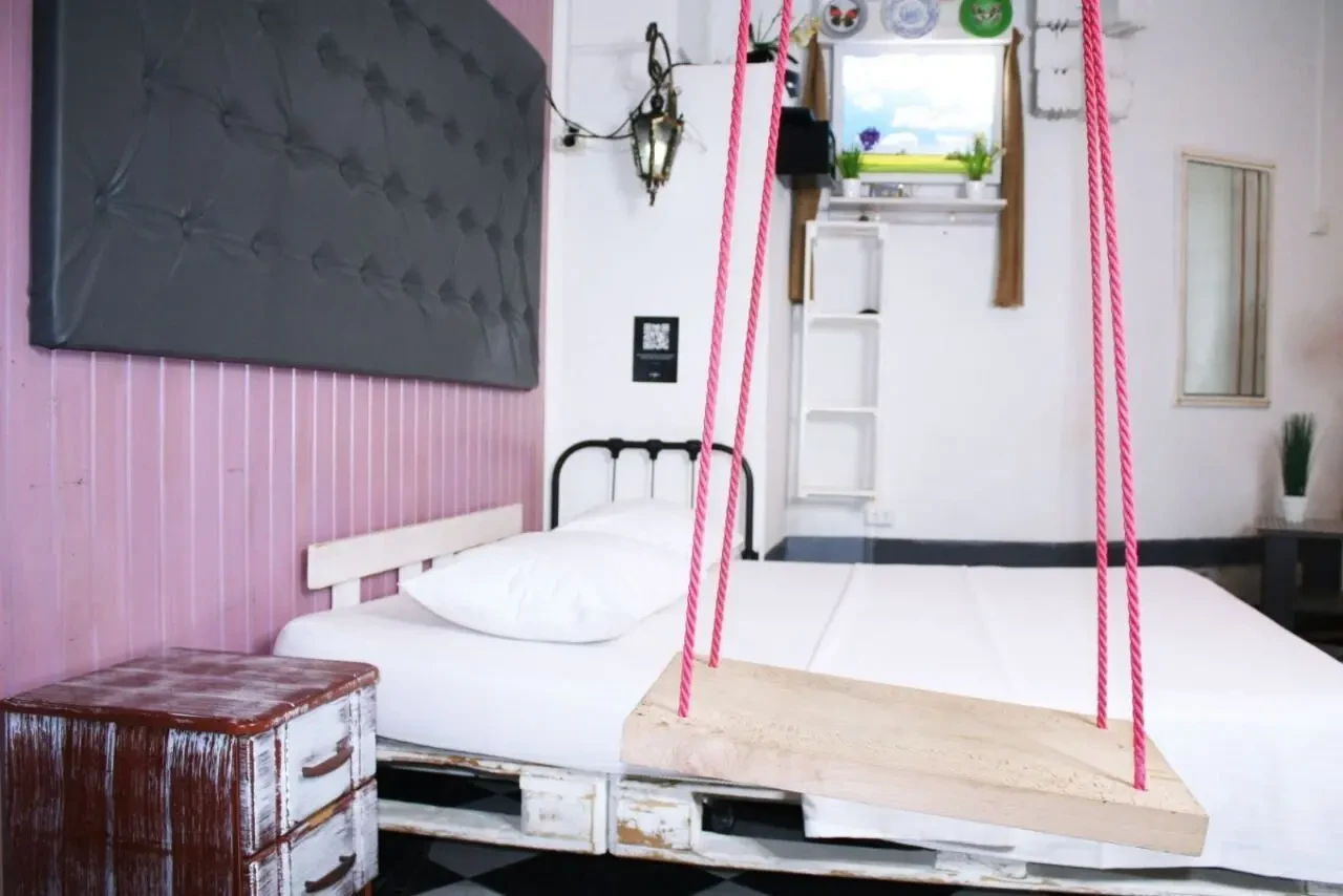 Сімейний номер з кінотеатром і гойдалкою, в укритті 9