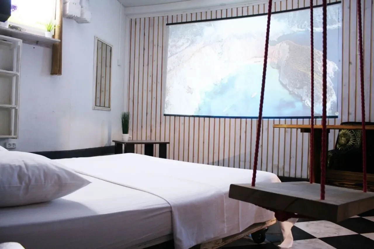 Сімейний номер з кінотеатром і гойдалкою, в укритті