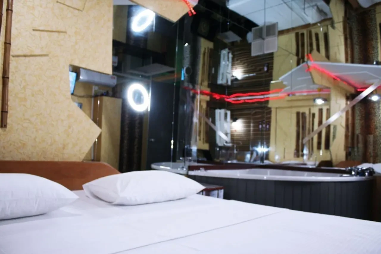 Двокімнатний номер з джакузі та кінотеатром, в укритті 7