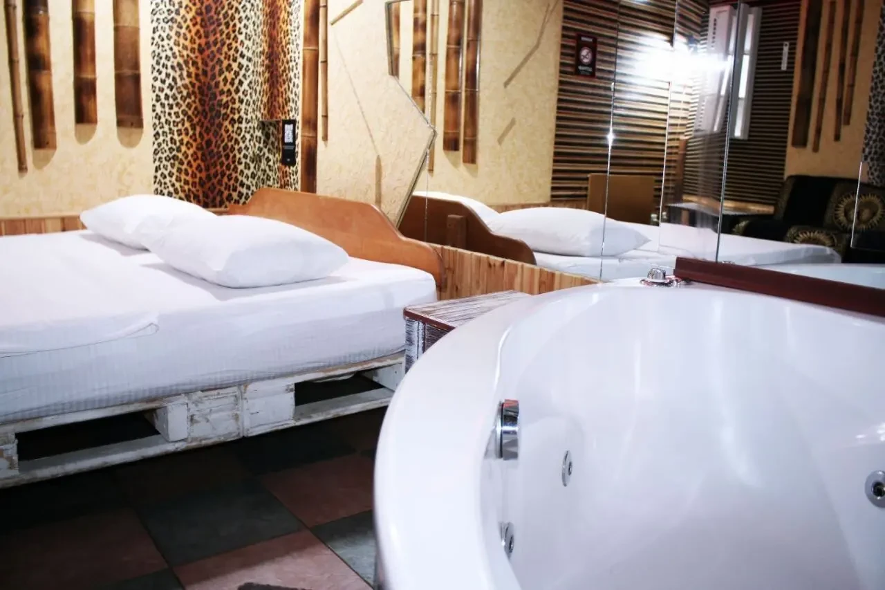 Двокімнатний номер з джакузі та кінотеатром, в укритті