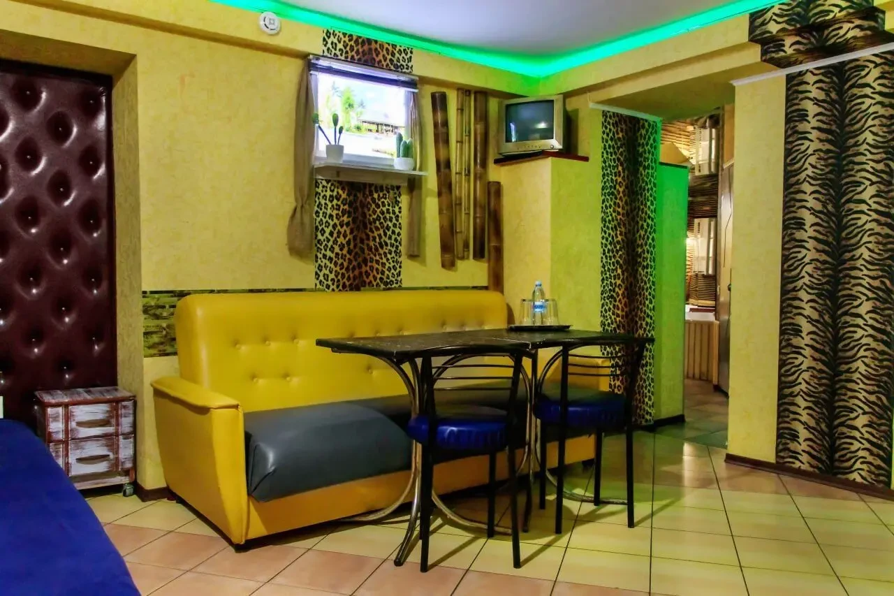 Двокімнатний номер з джакузі та кінотеатром, в укритті 5