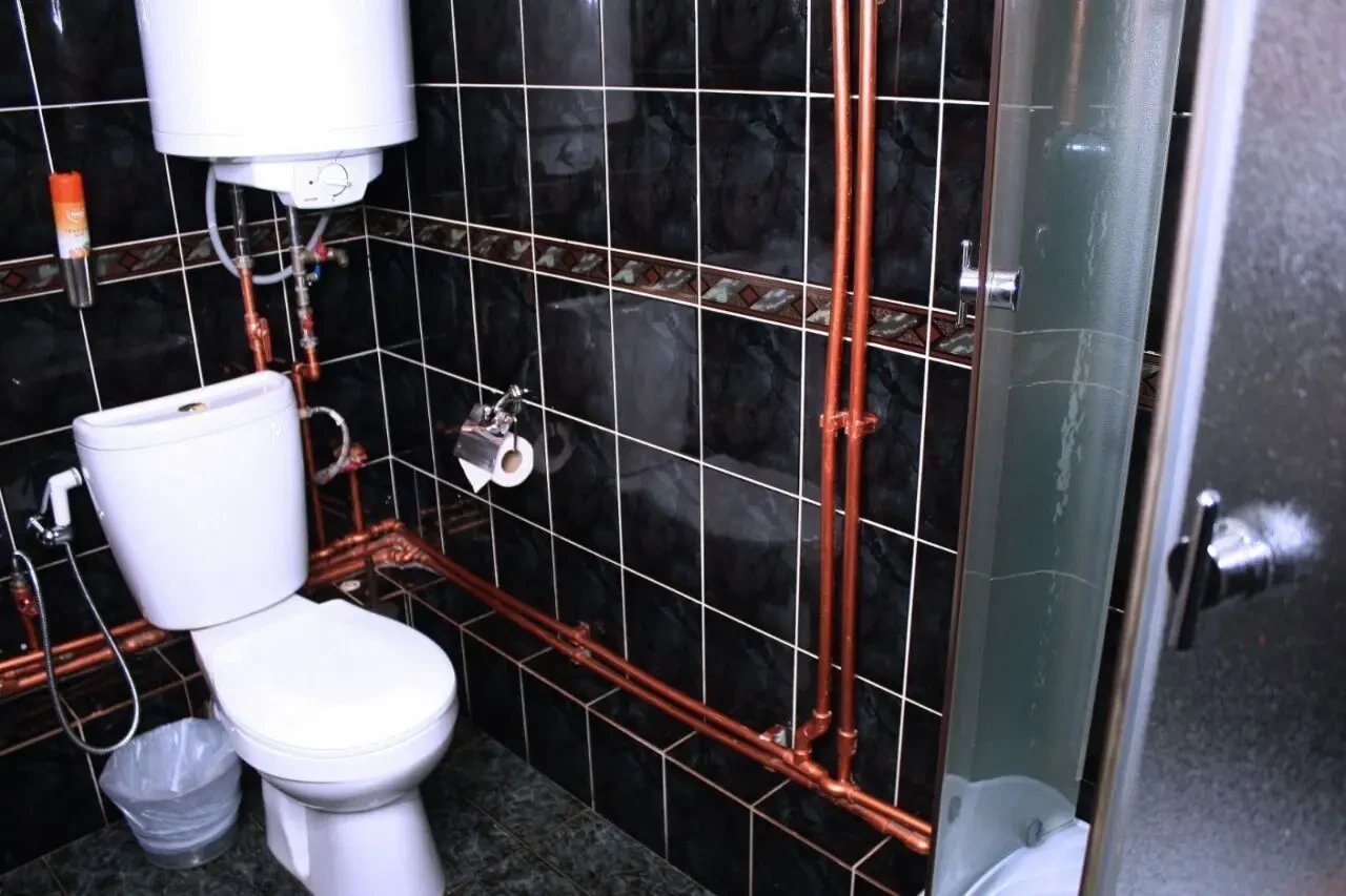 Двокімнатний номер з джакузі та кінотеатром, в укритті 8