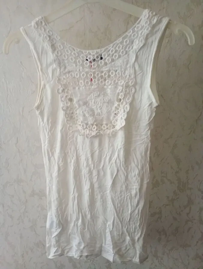 Новая, женская маечка с черепами вышитыми в форме сердца. 3