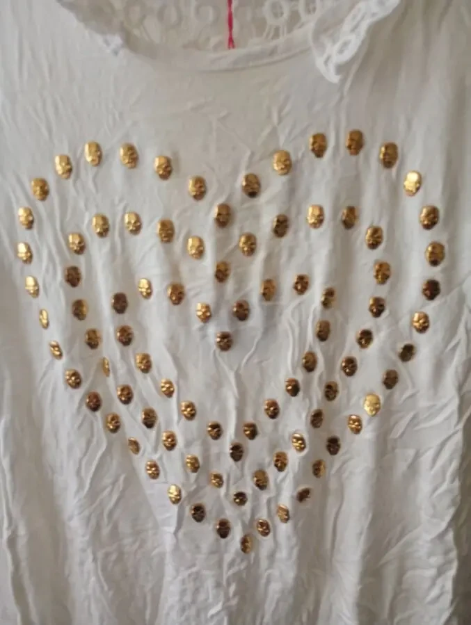 Новая, женская маечка с черепами вышитыми в форме сердца. 2