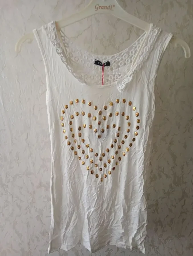 Новая, женская маечка с черепами вышитыми в форме сердца.