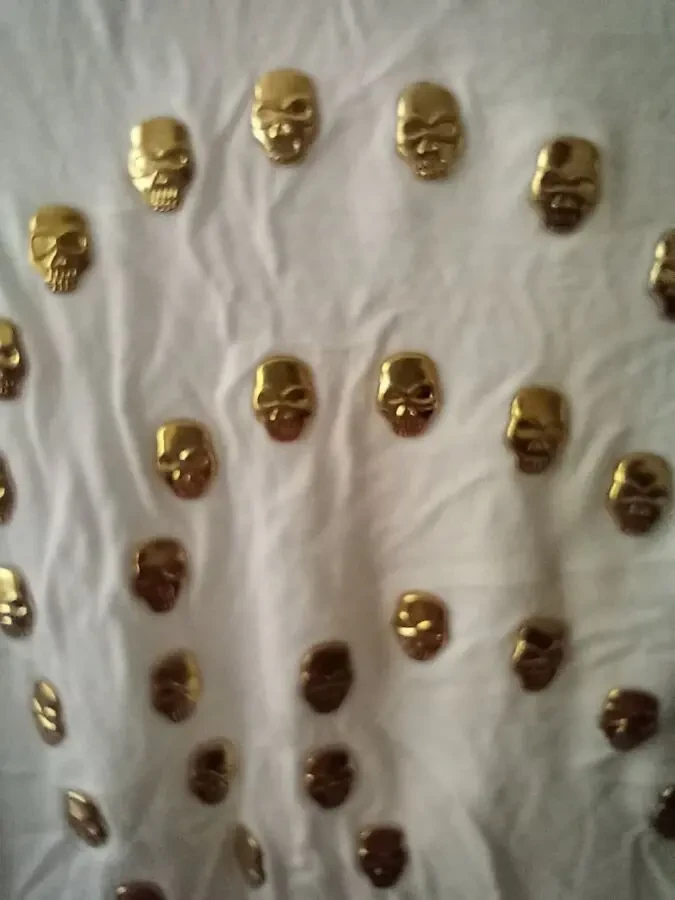 Новая, женская маечка с черепами вышитыми в форме сердца. 6