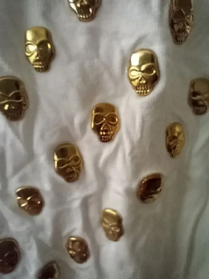 Новая, женская маечка с черепами вышитыми в форме сердца. 5