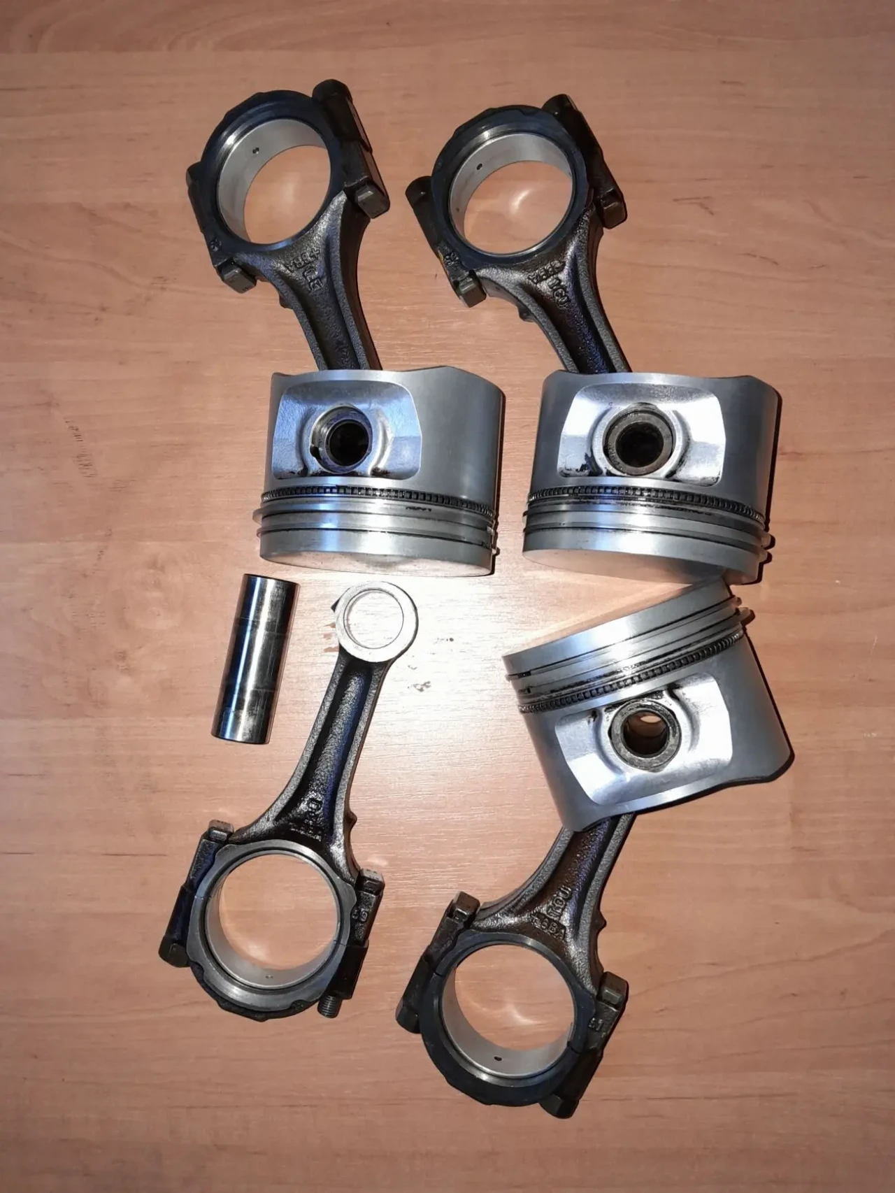 Поршни с шатунами Ford Sierra 2.0 GL