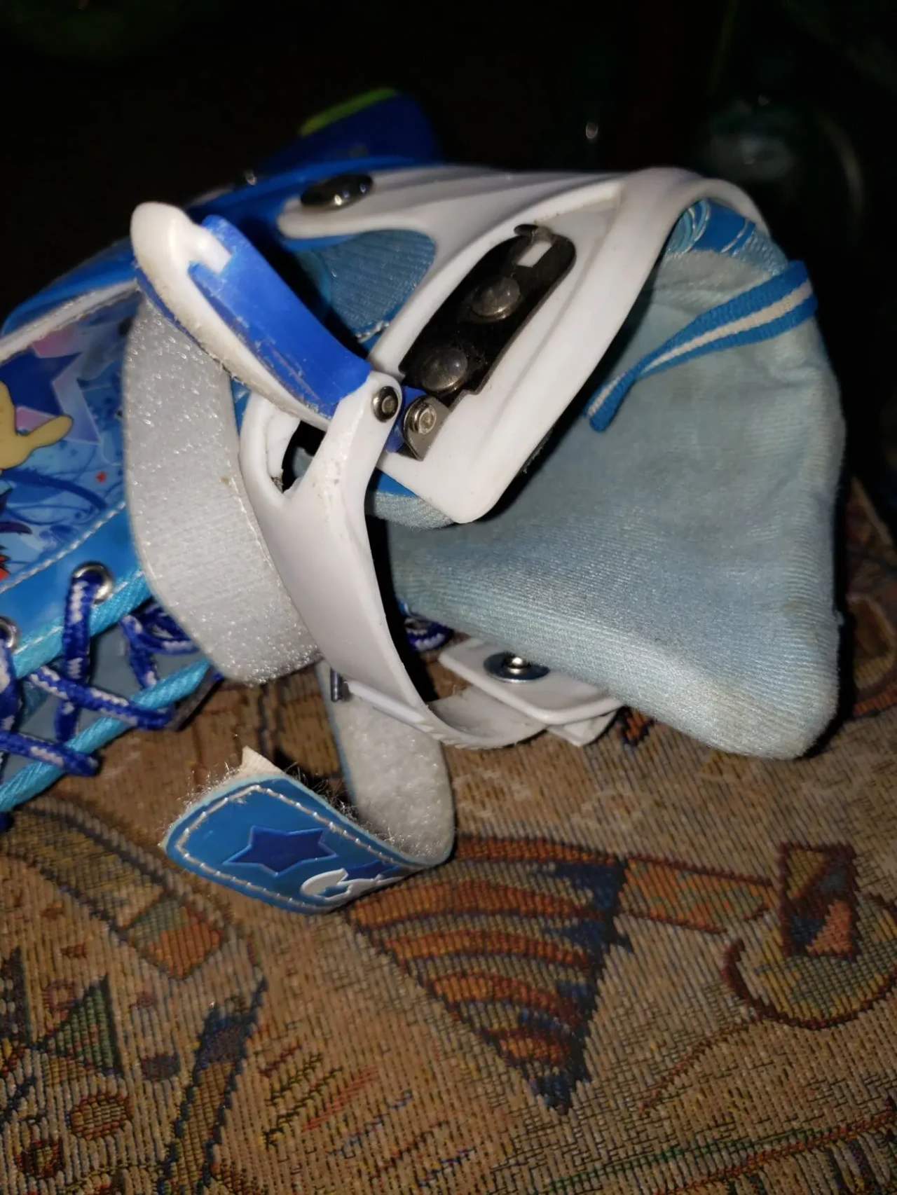 Роликовые коньки с регулировкой размера от 33 до 37. 3