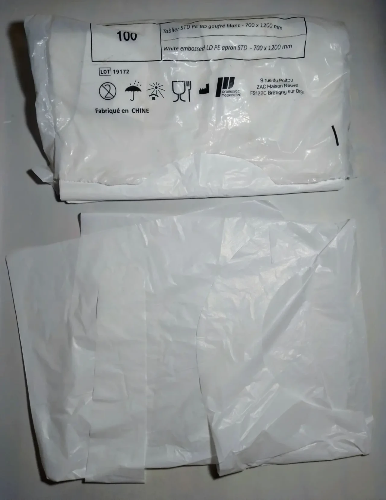 Фартук одноразовый 70 на 120 см полиэтилен белый гофриванный 100 штук 2