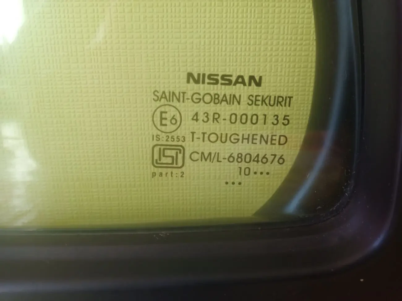 Скло-трикутник двері Ніссан Мікра 2