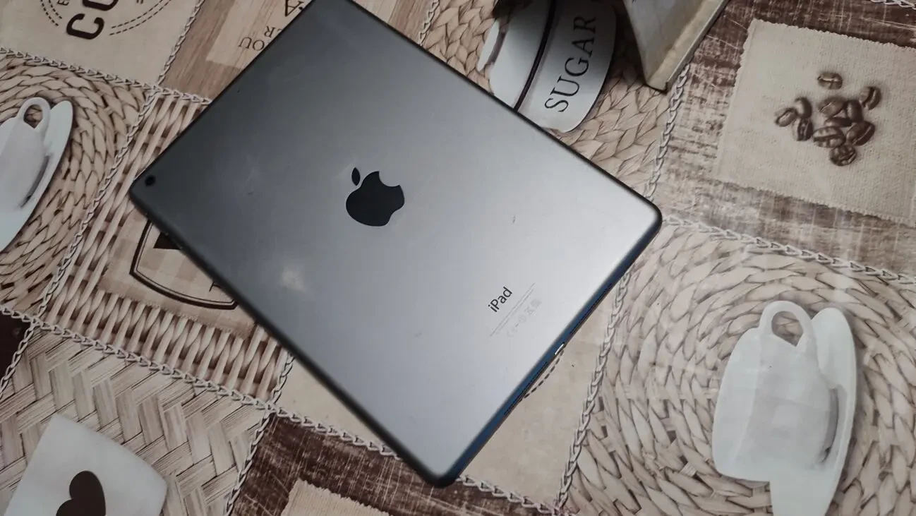 Продам планшет Apple iPad Air Wi-Fi 1/16GB, стан. 4