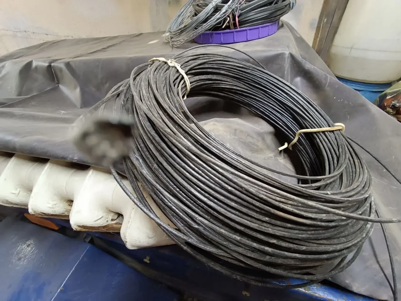 Трос металлический в оплётке оболочке 2