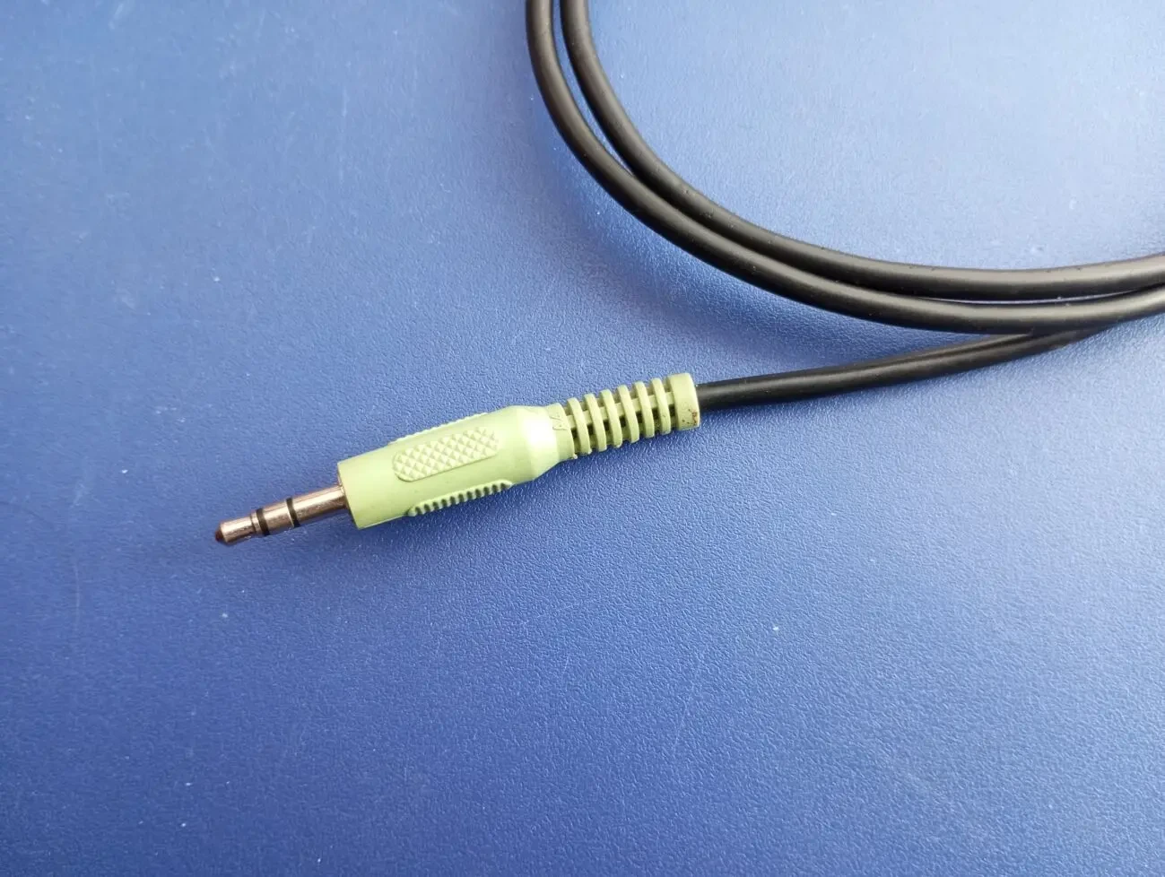 Аудио кабель AUX миниджек 3,5 мм для колонок 1 метр стерео 5