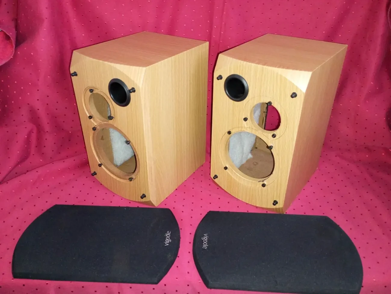 Корпусы бежевые пустые колонок Vigoole A2040, Gemix и сетки пара