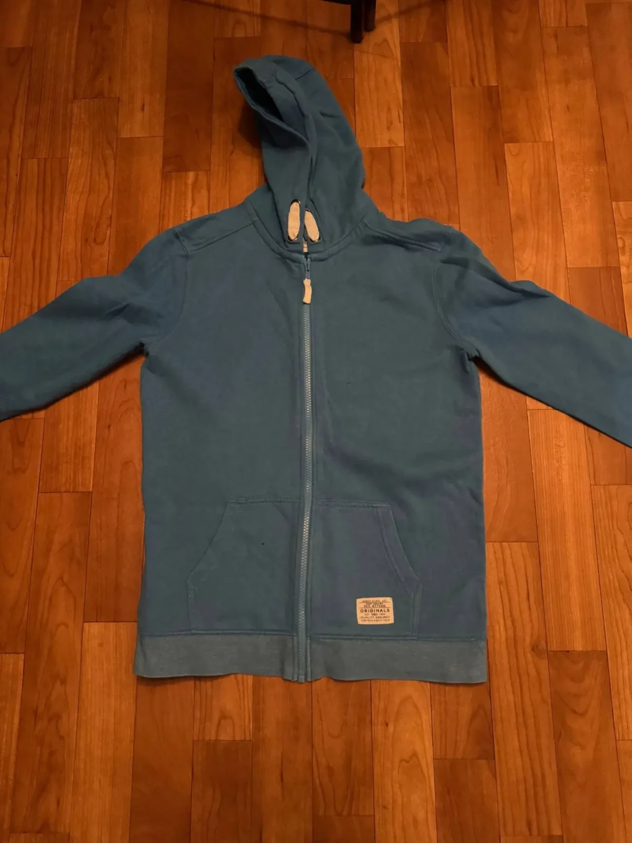 Блакитна кофта на хлопчика