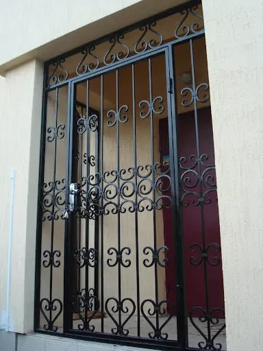 Тамбур, перегородки металлические решетчатые, листовые. Металлоизделия 4