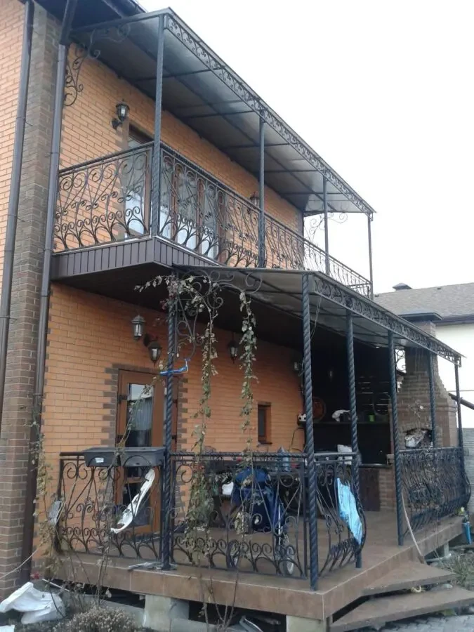 Ограждения, перила, ограды, заборы сварные и кованые из металла.