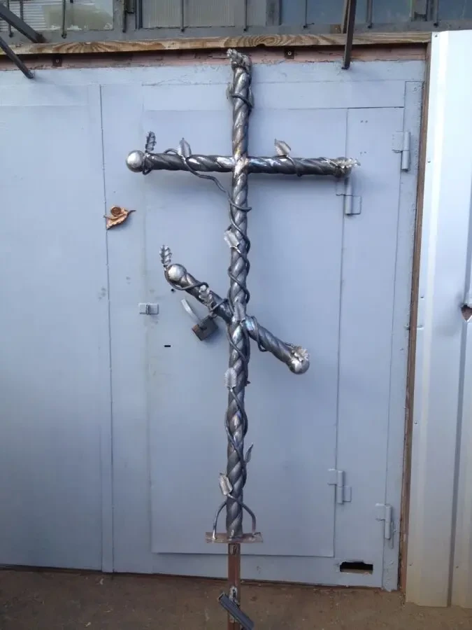 Сварные и кованые оградки, кресты, столы, лавки на кладбище. 10