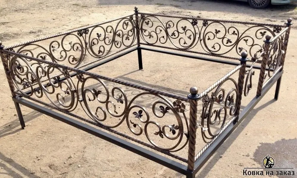Сварные и кованые оградки, кресты, столы, лавки на кладбище. 5