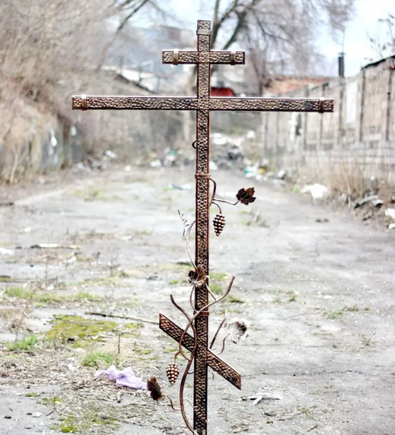 Сварные и кованые оградки, кресты, столы, лавки на кладбище. 4