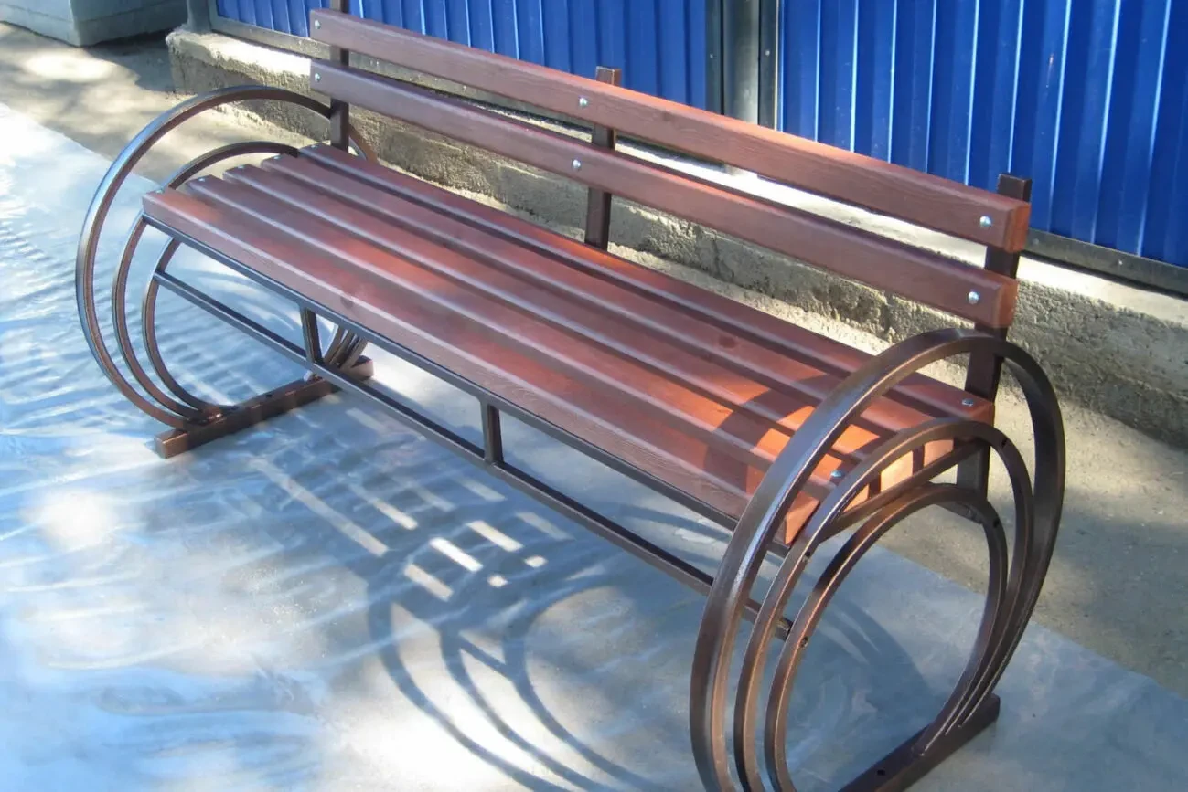 Сварные и кованые оградки, кресты, столы, лавки на кладбище. 7