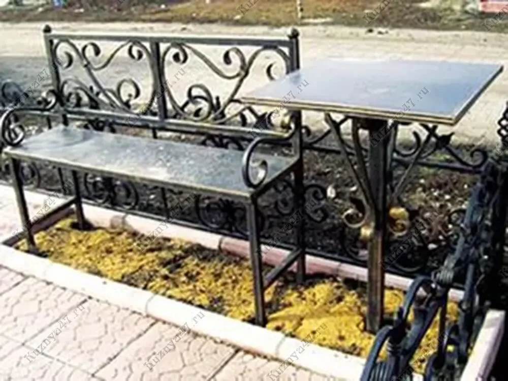 Сварные и кованые оградки, кресты, столы, лавки на кладбище.