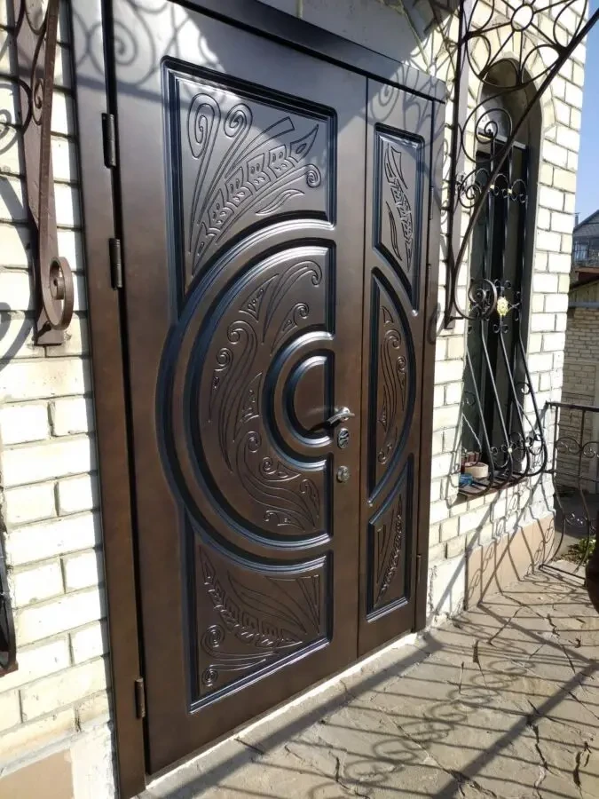 Двустворчатые входные двери, с фрамугами, зеркалами, стеклопакетами