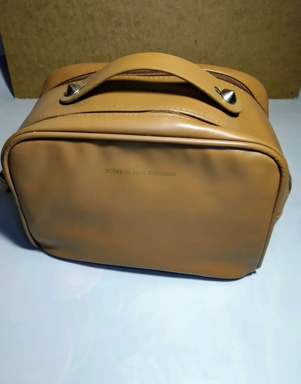 Бежевая косметичка кожа 25 см двойная молния, карманы, ручка, магнит