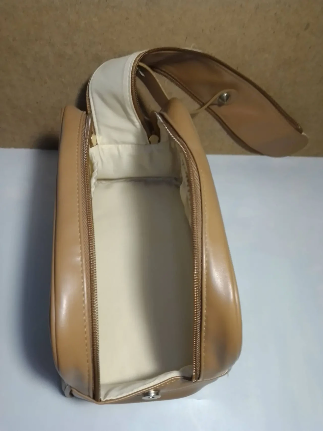 Бежевая косметичка кожа 25 см двойная молния, карманы, ручка, магнит 4