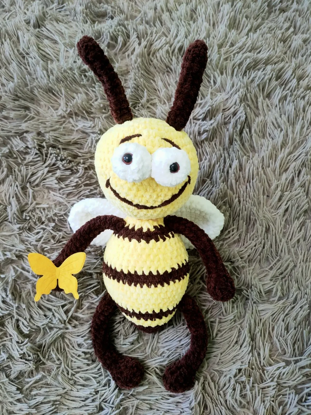Іграшка жовта Бджілка комаха  м'яка  в'язана   дитяча ручна робота