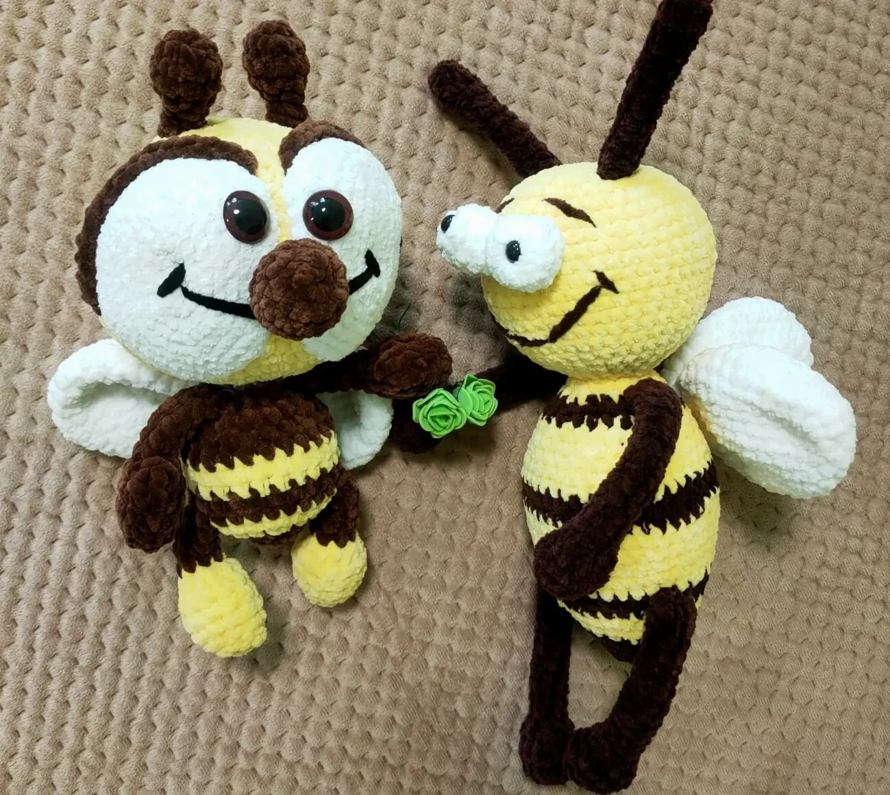 Іграшка жовта Бджілка комаха  м'яка  в'язана   дитяча ручна робота 4