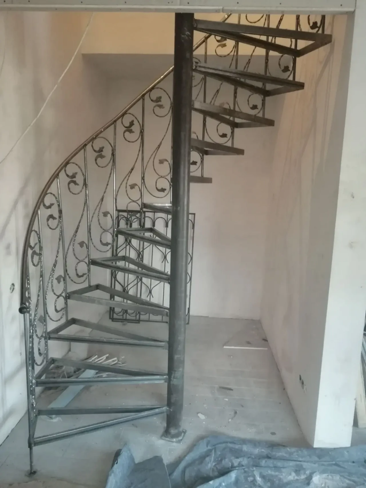 Гвинтові металеві сходи з перилами, вуличні та внутрішні. 8