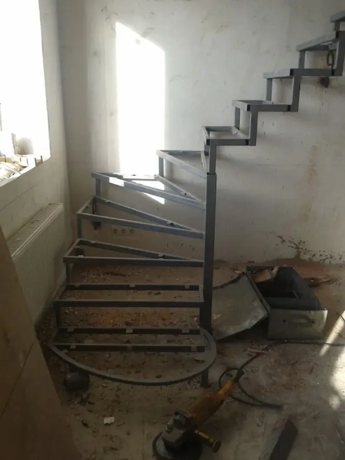Гвинтові металеві сходи з перилами, вуличні та внутрішні. 10
