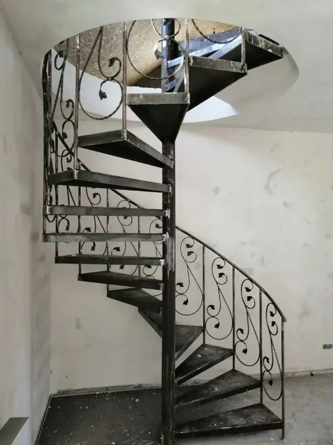 Гвинтові металеві сходи з перилами, вуличні та внутрішні.