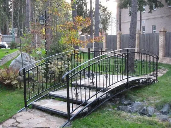 Металеві мости, містки, понтони, майданчики, огорожі для води.