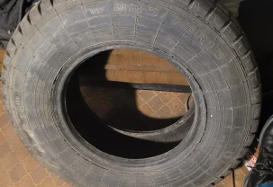 Продам дешево дві автомобільні шини