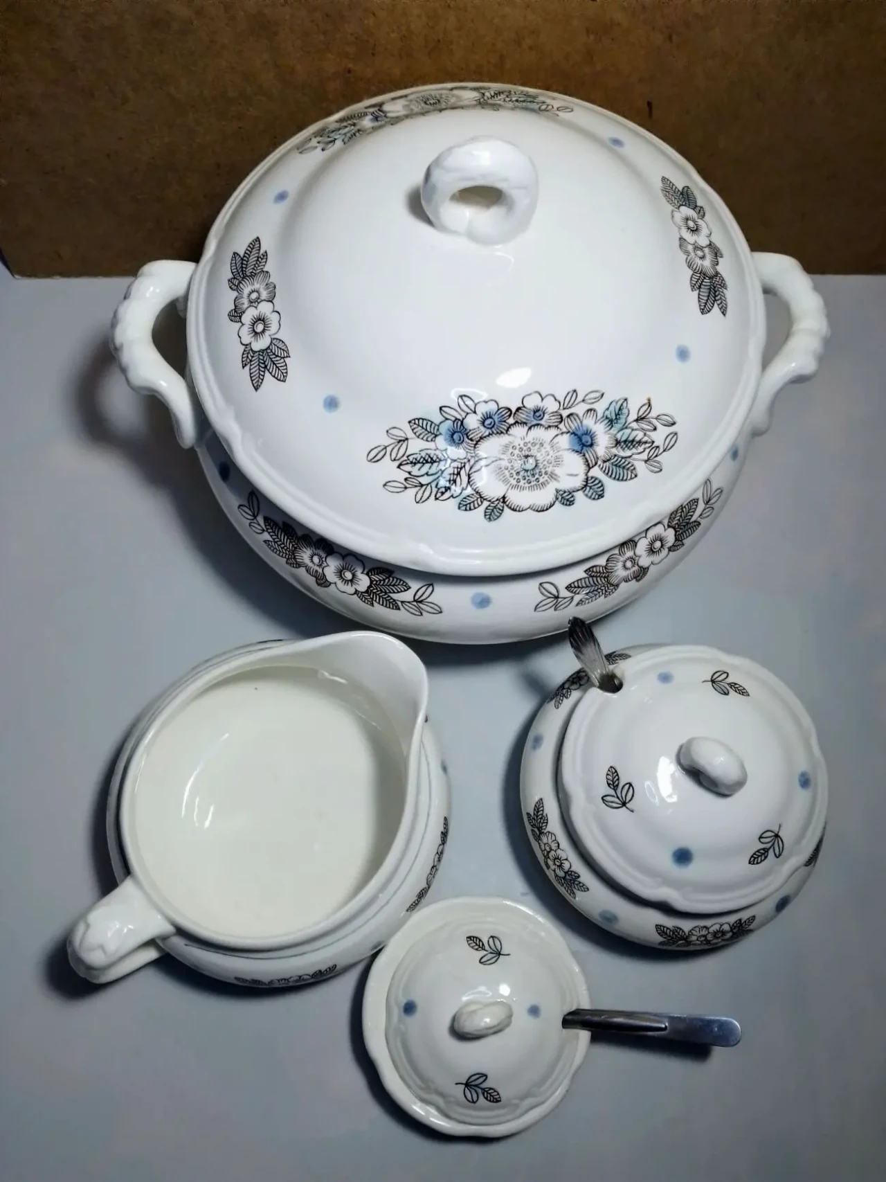 Сервиз керамический белый цветы супница, сливочник, соусница, солонка