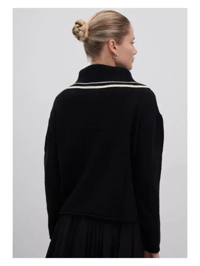 Стильний жіночий светр з комірцем чорний 6
