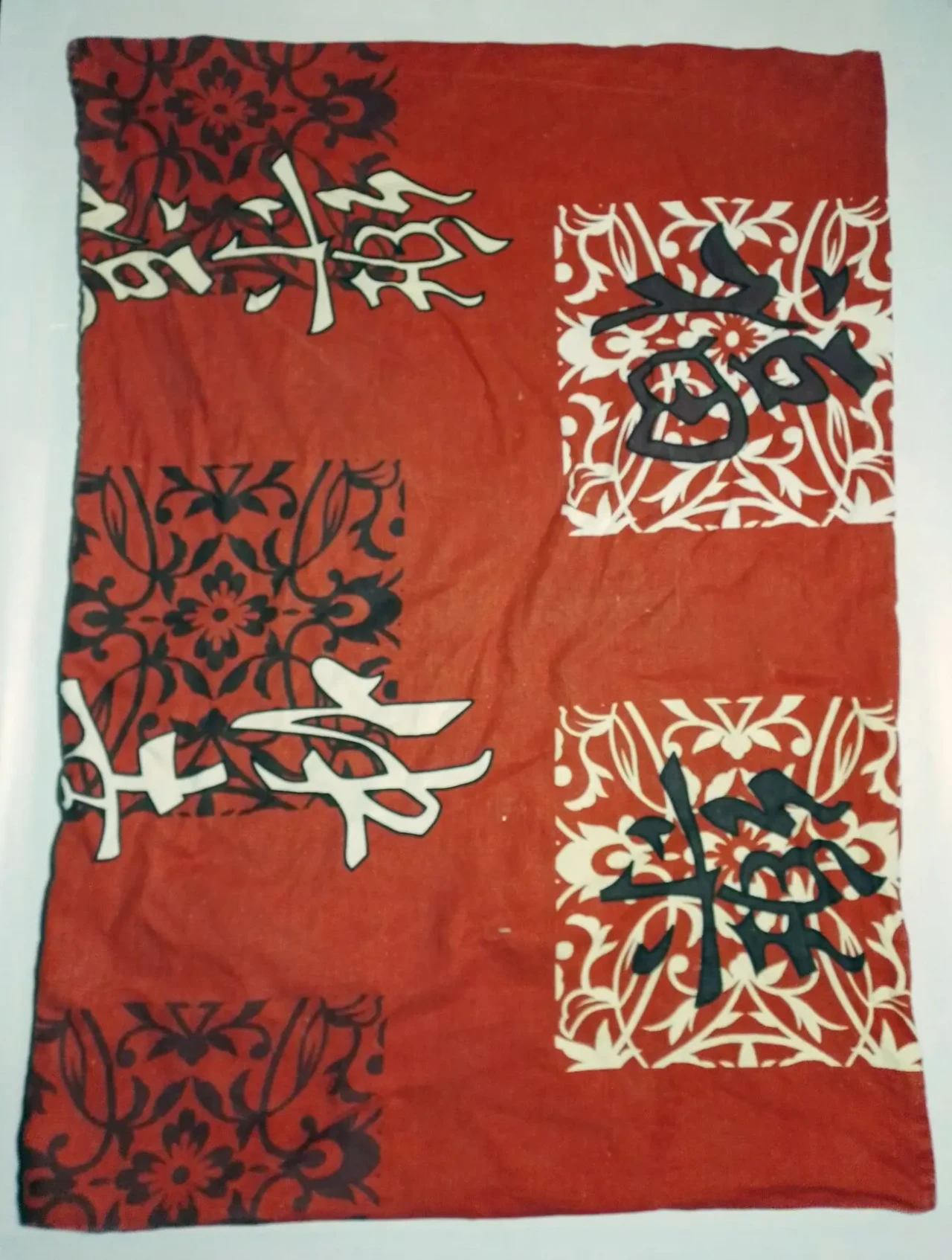 Наволочка красная 42 на 65 см, принт черный белый иероглифы, хлопок 2