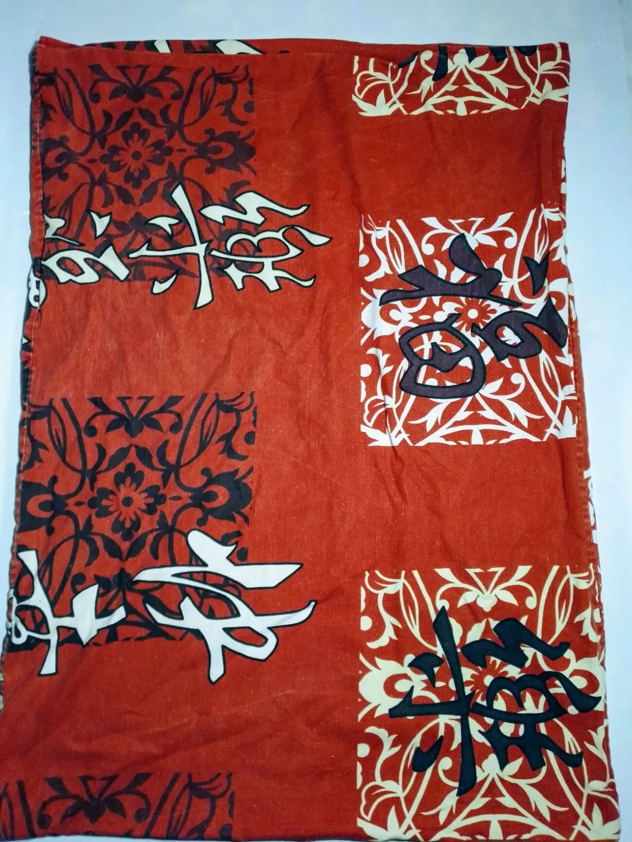 Наволочка красная 42 на 65 см, принт черный белый иероглифы, хлопок