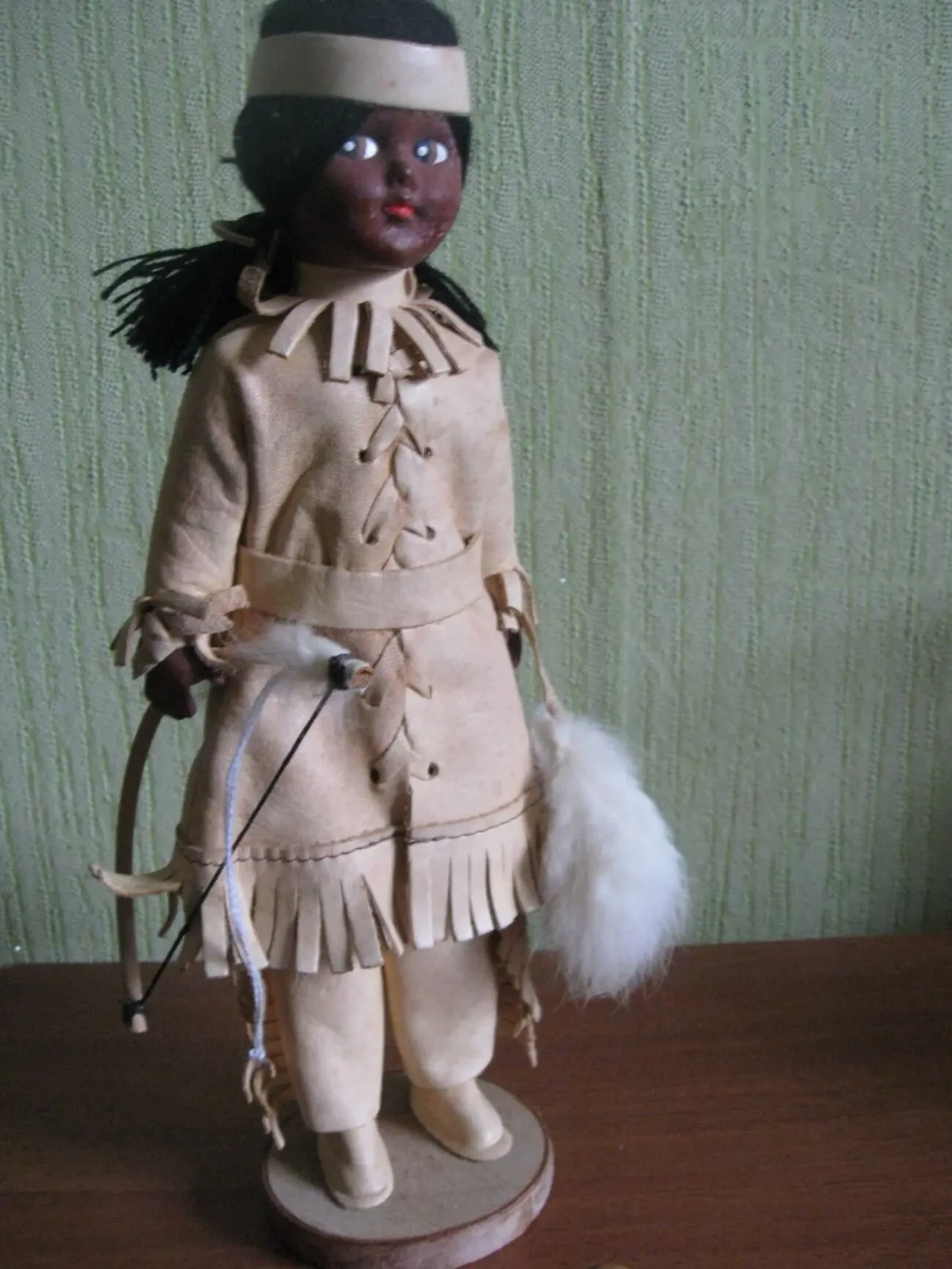 Кукла лялька колекційна Індейський хлопчик-мисливець