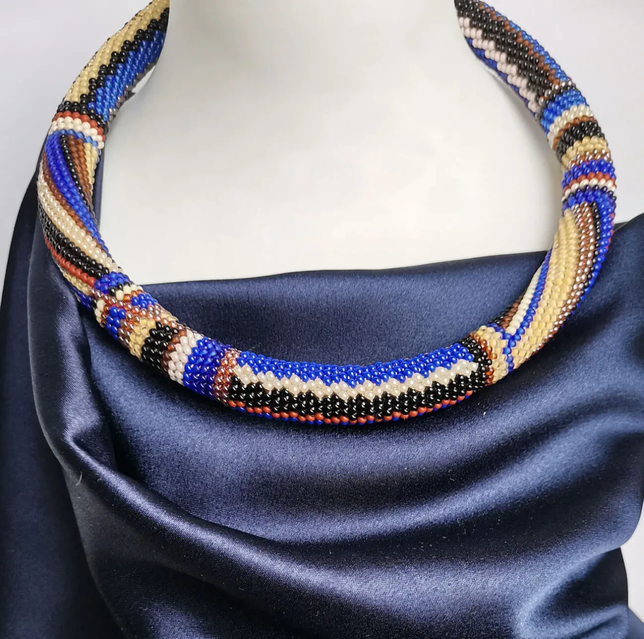 Прикраса із бісеру кольє-джгут Інтерес 4