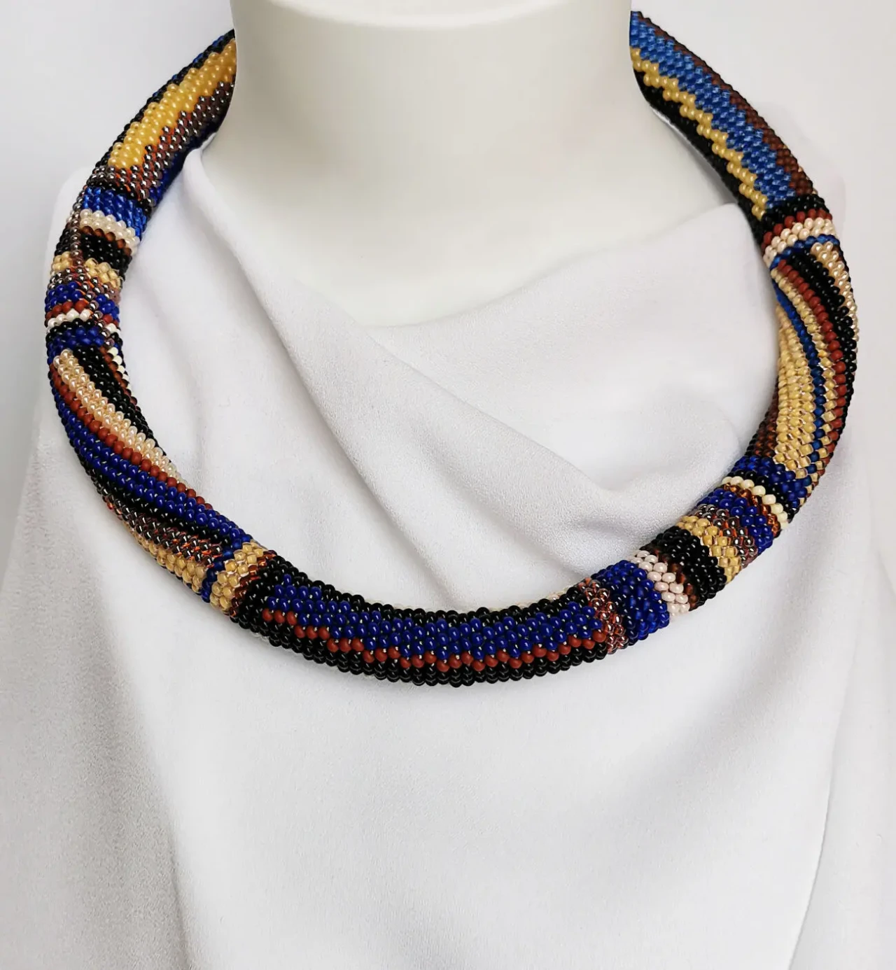 Прикраса із бісеру кольє-джгут Інтерес 2