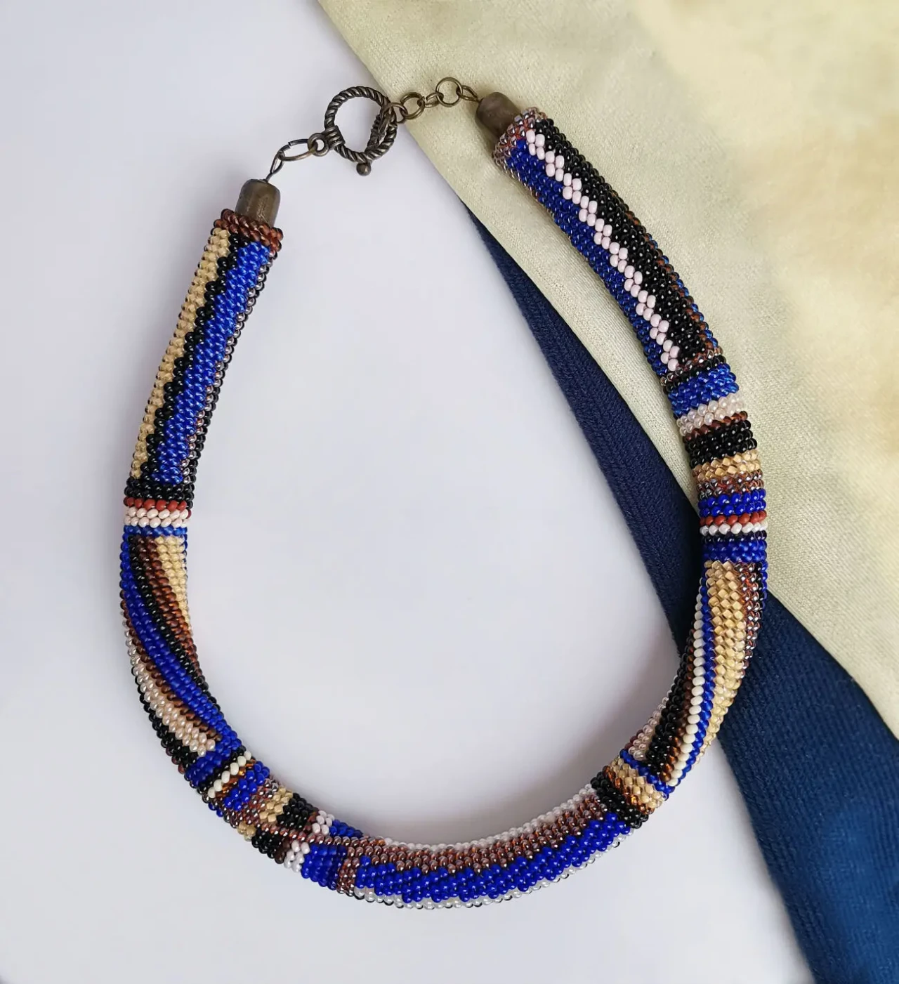 Прикраса із бісеру кольє-джгут Інтерес 7