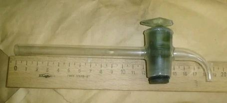 Стеклянный лабораторный кран.