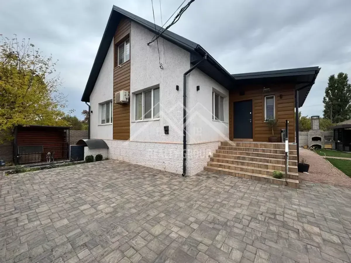 Продаж будинку з сучасним ремонтом та меблями у ЦМ р-ні