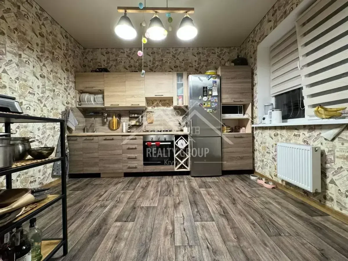 Продаж будинку з сучасним ремонтом та меблями у ЦМ р-ні 9